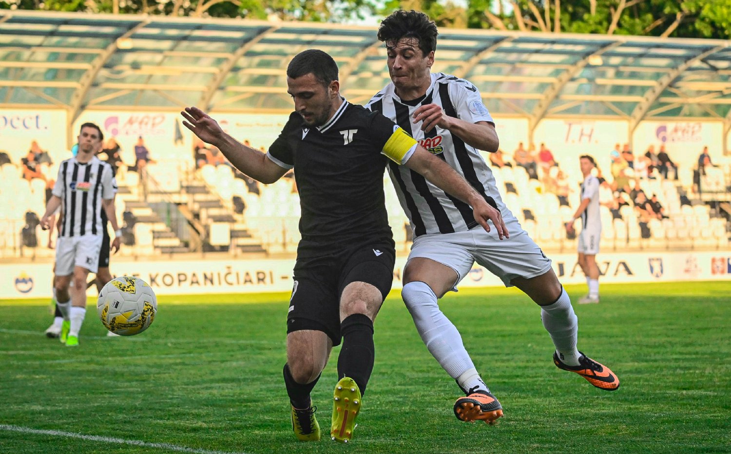 B-t�m | V z�pase bohatom na g�ly prehra na ihrisku Myjavy